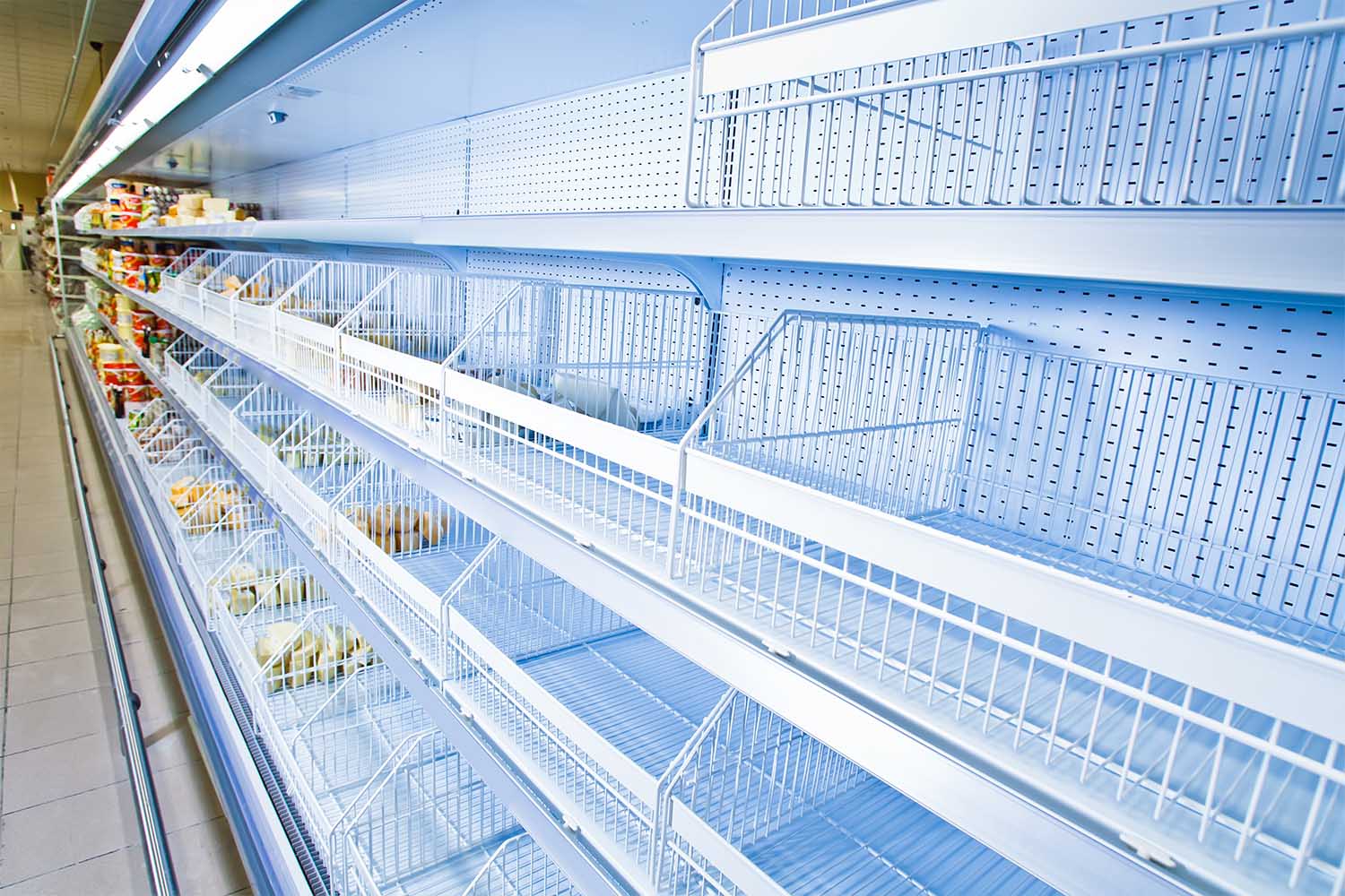 An,Empty,Industrial,Room,Refrigerator,With,Four,Fans