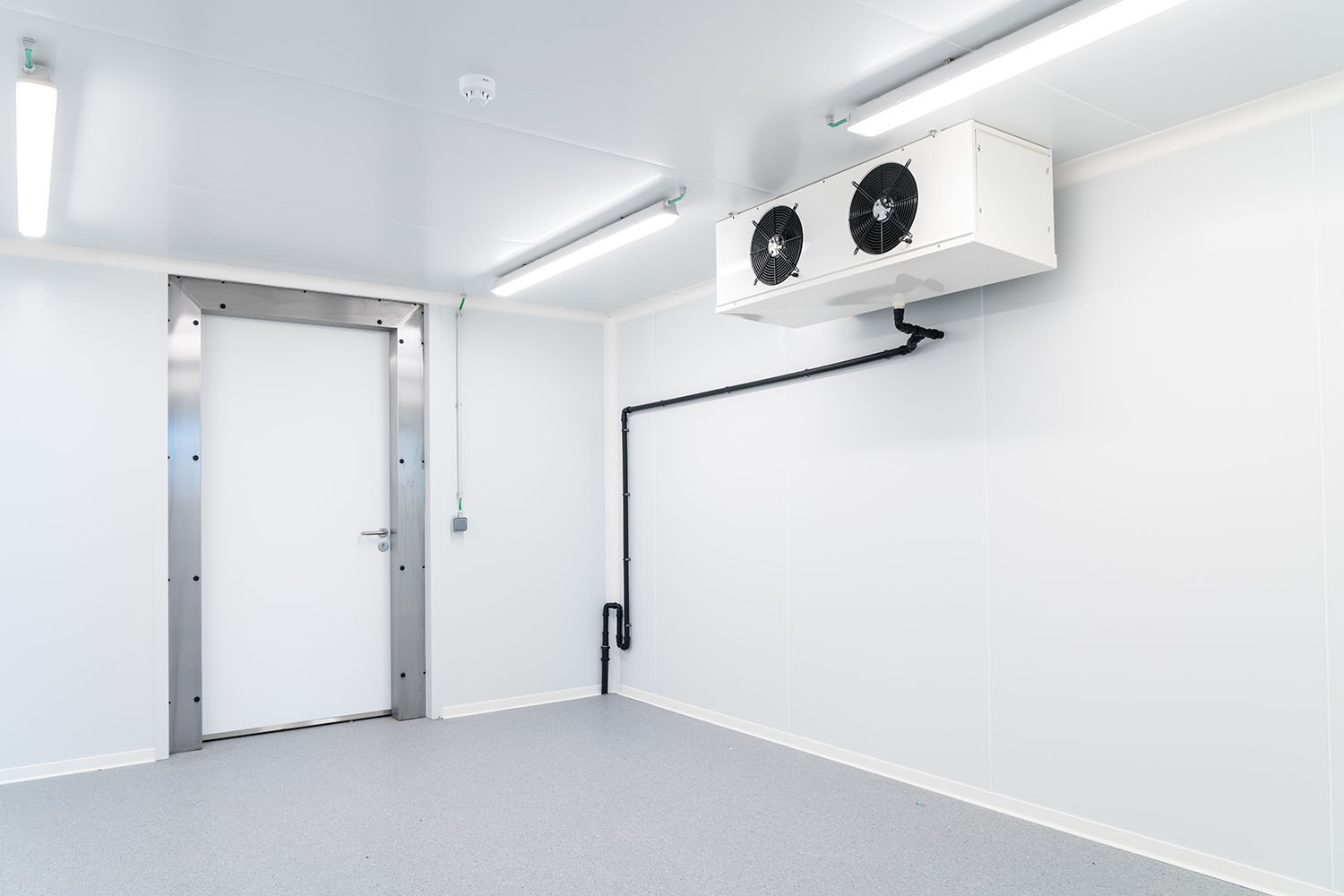 An,Empty,Industrial,Room,Refrigerator,With,Four,Fans